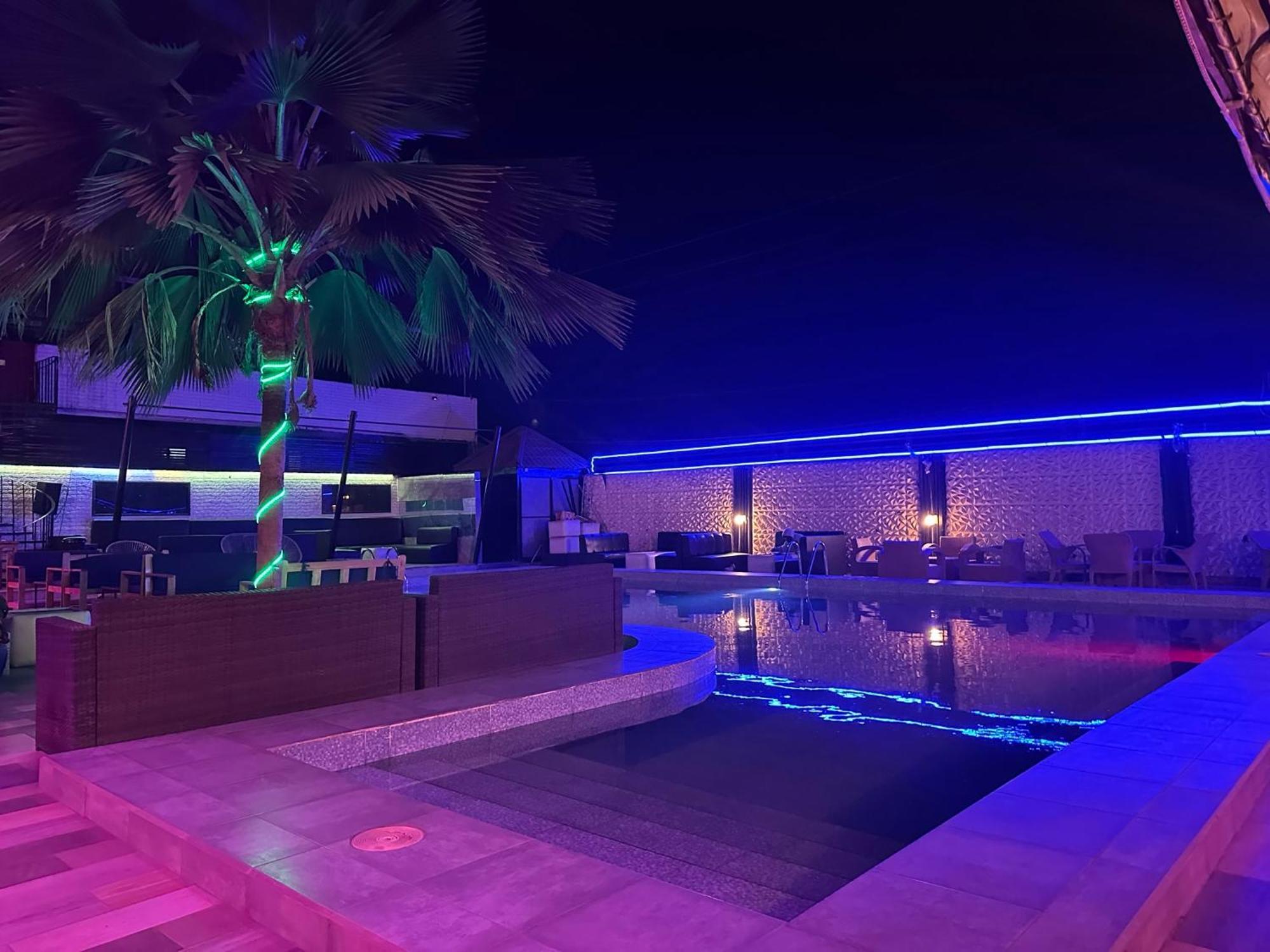 Apartments Plaza Hotel Кололи Экстерьер фото