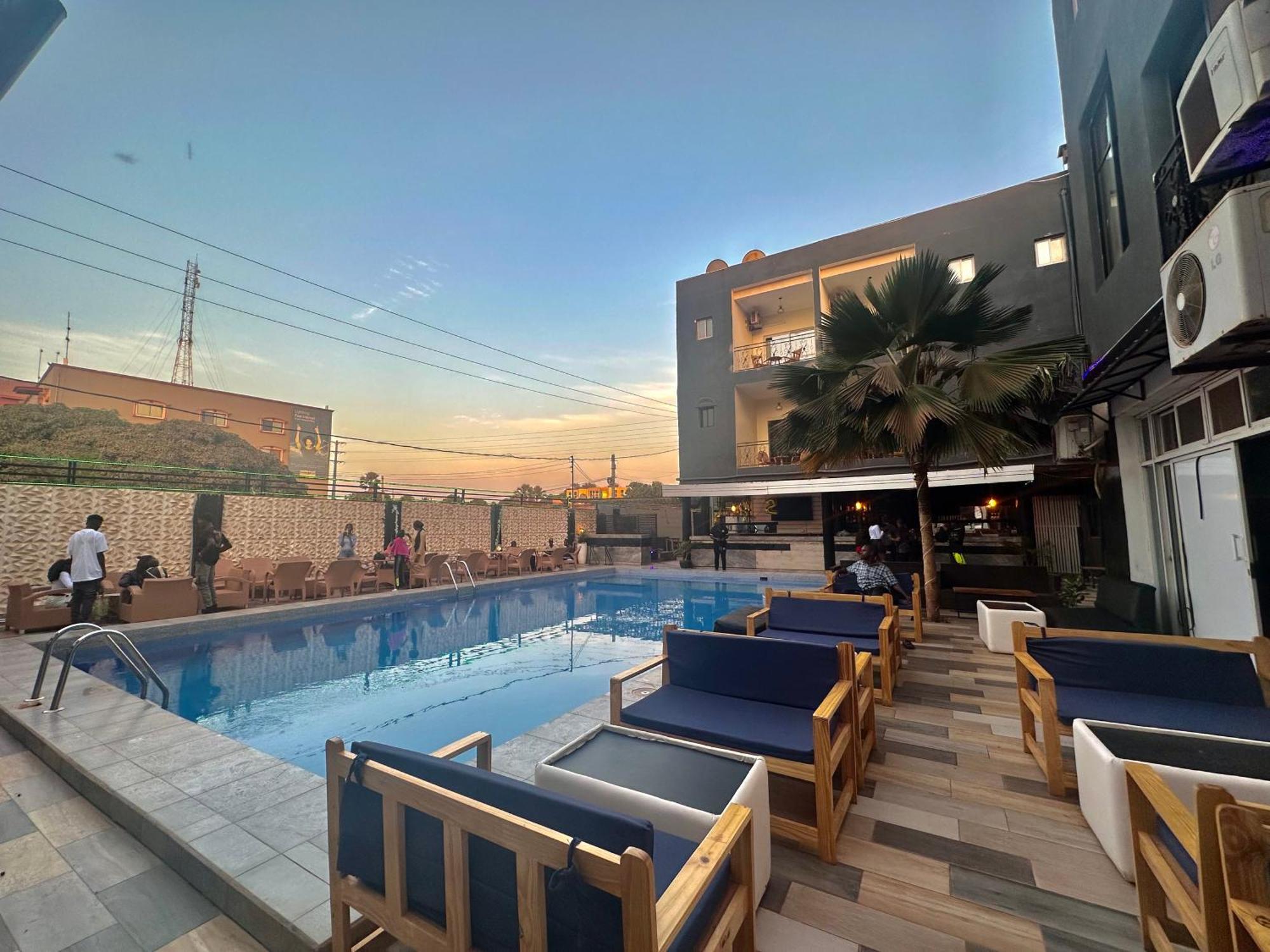 Apartments Plaza Hotel Кололи Экстерьер фото