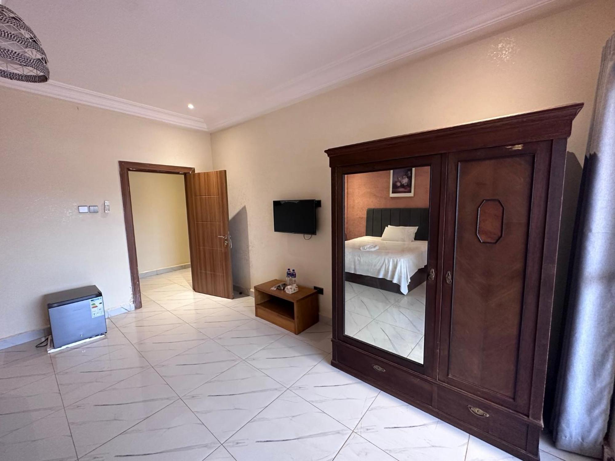 Apartments Plaza Hotel Кололи Экстерьер фото