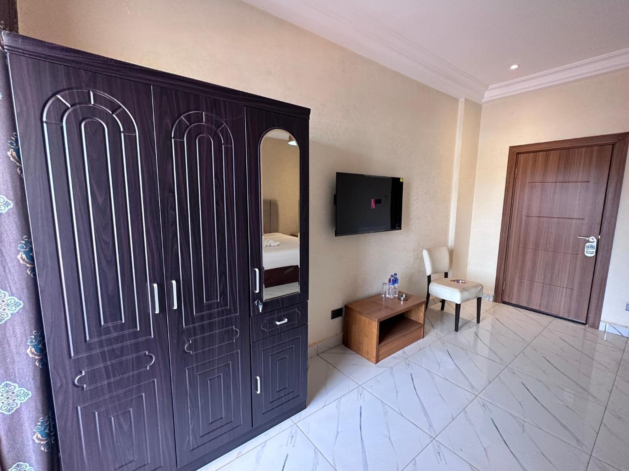 Apartments Plaza Hotel Кололи Экстерьер фото